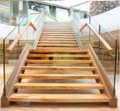 बेज संगमरमर सीढ़ियां